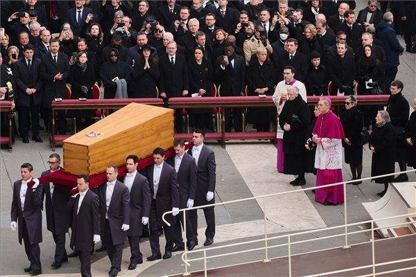 XVI. Benedek temetése – Pápának kijáró ceremóniával vettek végső búcsút a volt egyházfőtől