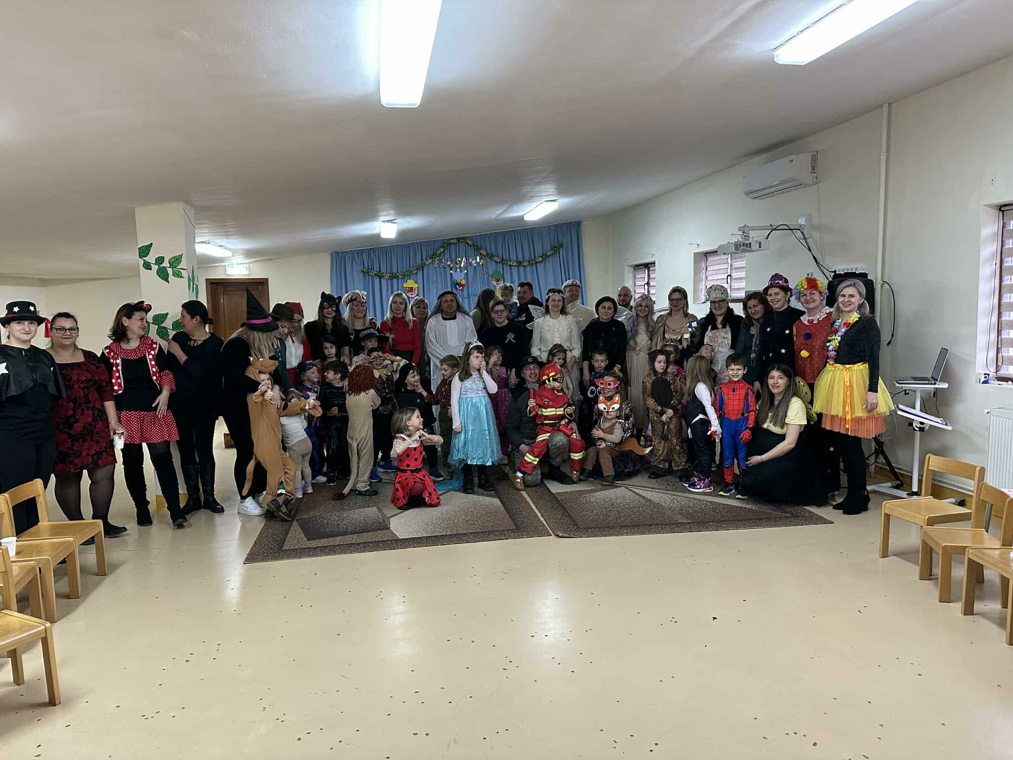 Maszkabál az Elvarázsolt Házikó óvodában jelmezbe öltözött gyerekekkel