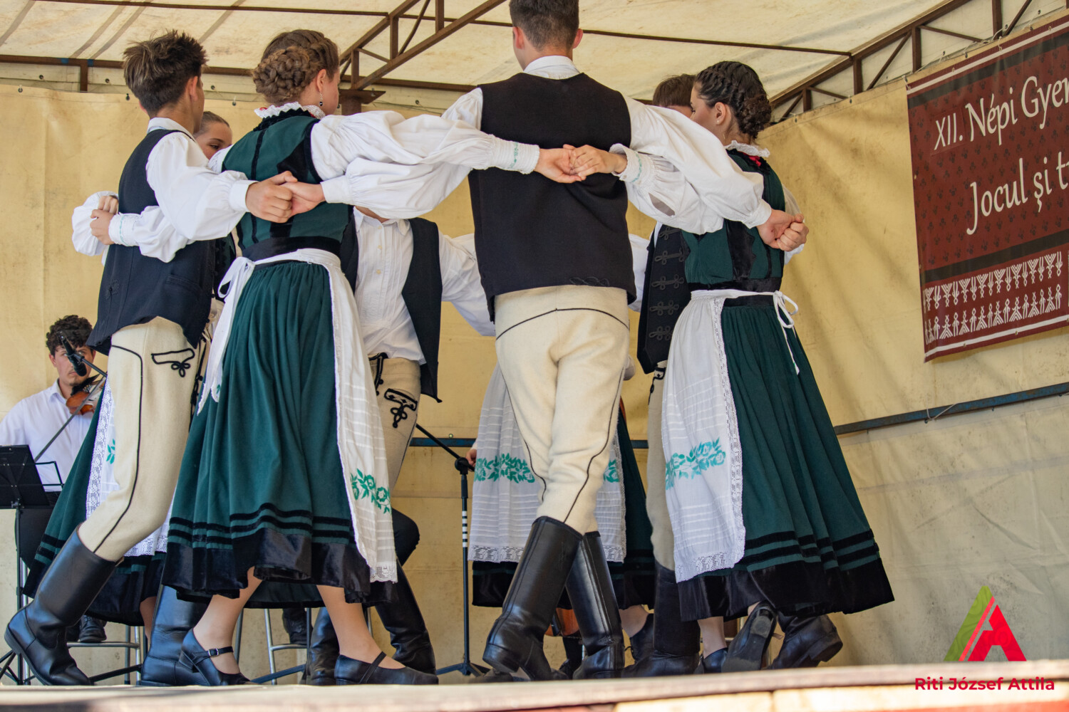 A XXX. Jubileumi Nemzetközi Néptáncfesztivál plakátja Szamosújváron