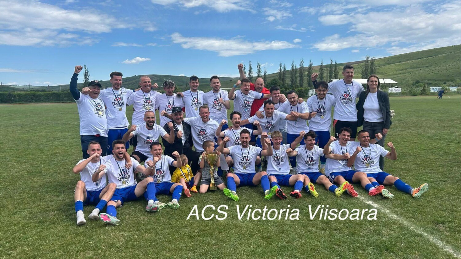 Az Aranyosegerbegyi Victoria játékosai ünneplik a IV. liga bajnoki címét